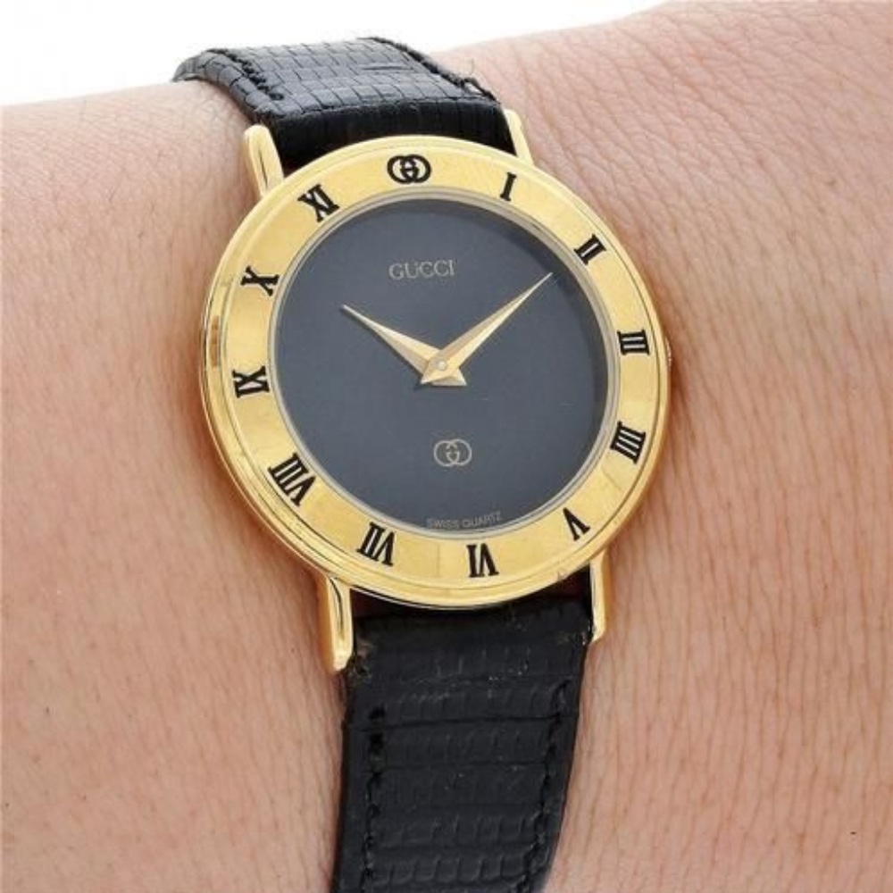Hold Vintage Gucci watch - Picture 1 of 8